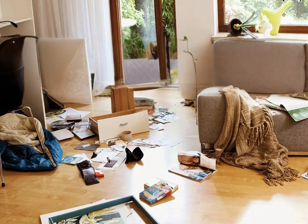 Verwüstetes Wohnzimmer nach einem Einbruch in Mannheim