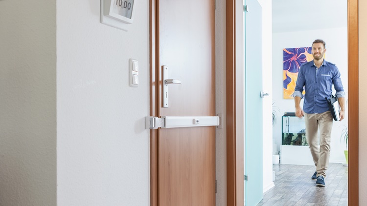 Panzerriegel an Wohnungstür – über die gesamte Breite verriegelt